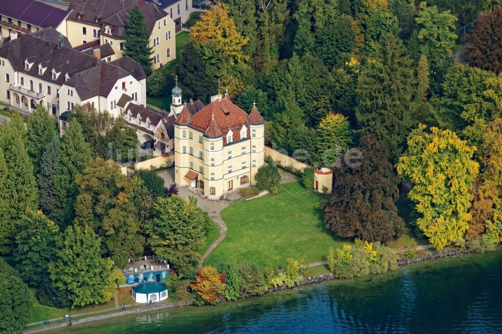 Luftaufnahme Feldafing - Schloss Garatshausen am Ufer des Starnberger Sees zwischen Tutzing und Feldafing im Bundesland Bayern