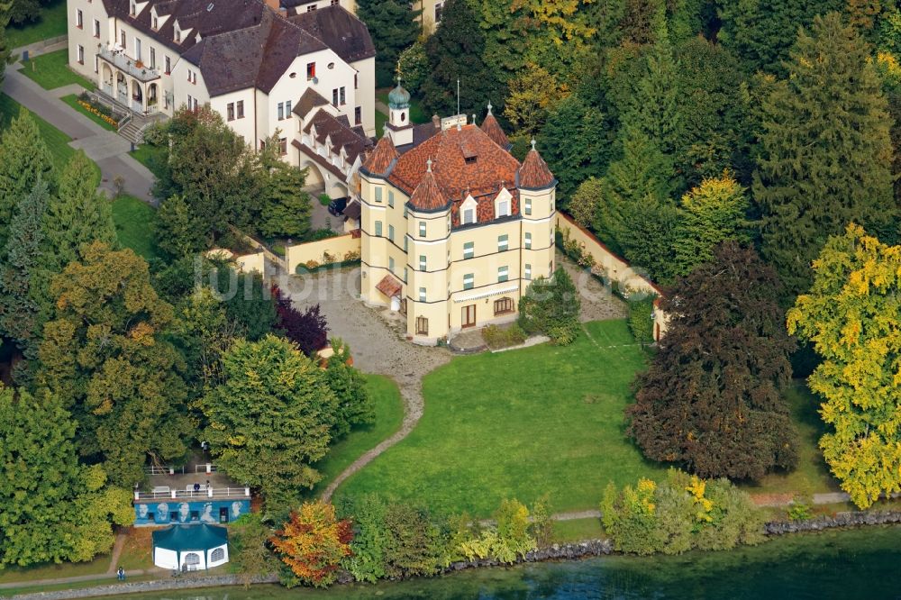 Luftbild Feldafing - Schloss Garatshausen am Ufer des Starnberger Sees zwischen Tutzing und Feldafing im Bundesland Bayern