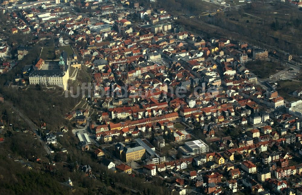 Luftbild Rudolstadt - Schloss Heidecksburg, das ehemalige Residenzschloss der Fürsten von Schwarzburg im Stadtzentrum von Rudolstadt in Thüringen