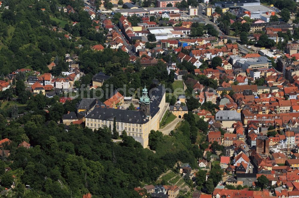 Rudolstadt aus der Vogelperspektive: Schloss Heidecksburg, das ehemalige Residenzschloss der Fürsten von Schwarzburg im Stadtzentrum von Rudolstadt in Thüringen
