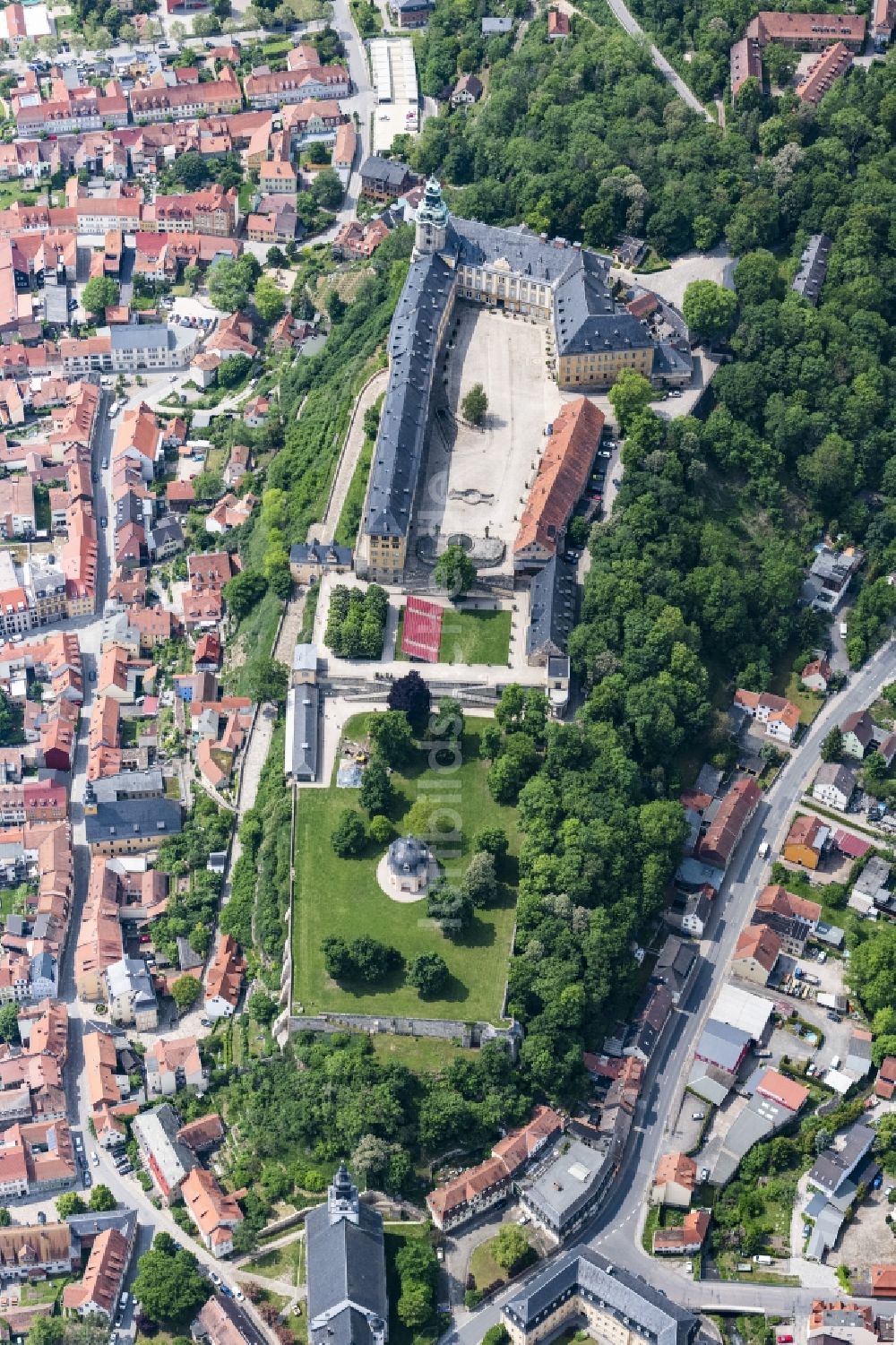 Luftaufnahme Rudolstadt - Schloss Heidecksburg, das ehemalige Residenzschloss der Fürsten von Schwarzburg im Stadtzentrum von Rudolstadt in Thüringen