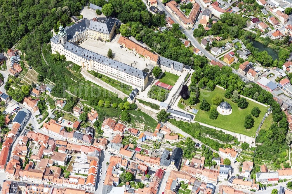 Luftbild Rudolstadt - Schloss Heidecksburg, das ehemalige Residenzschloss der Fürsten von Schwarzburg im Stadtzentrum von Rudolstadt in Thüringen