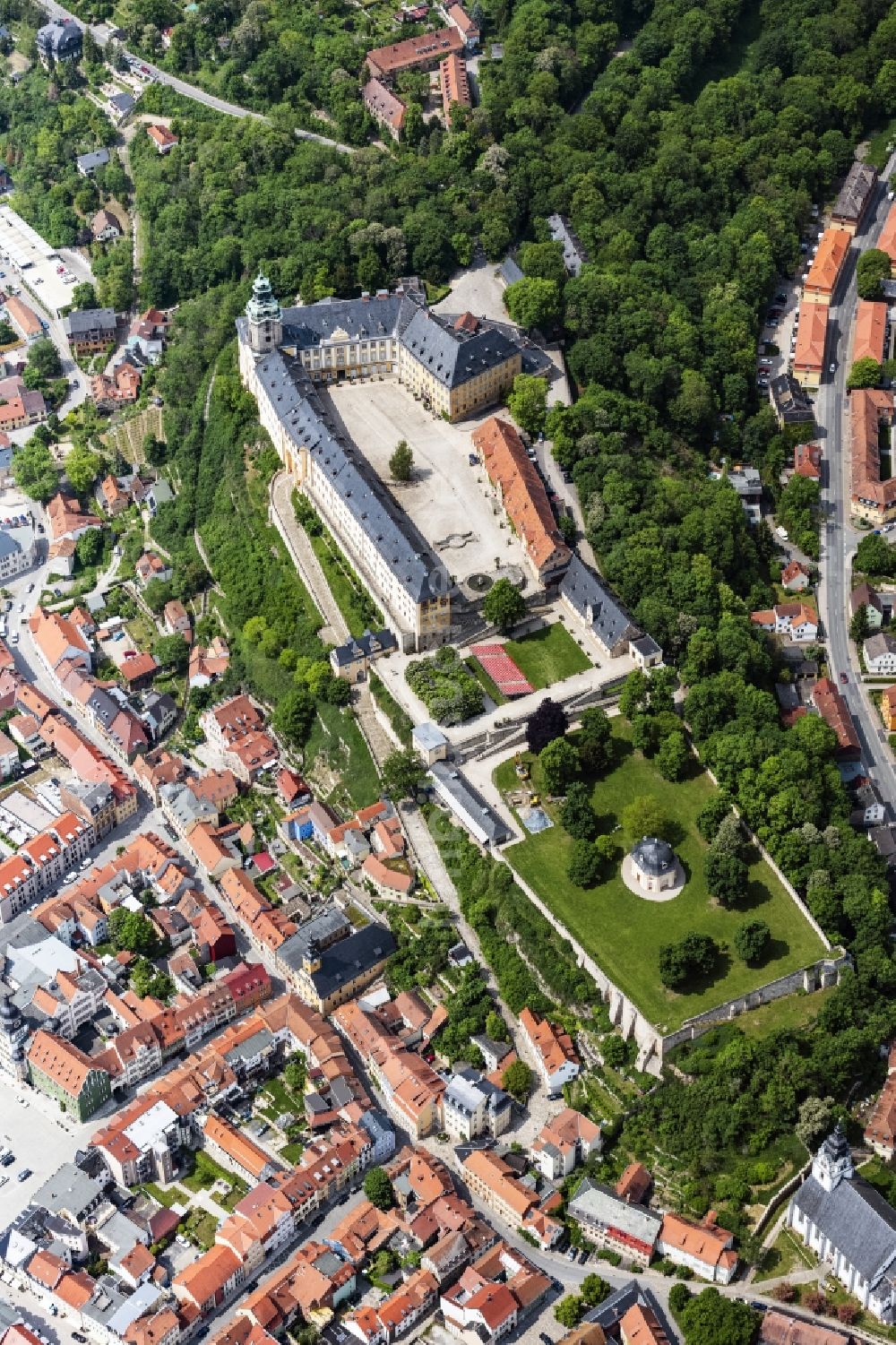 Luftaufnahme Rudolstadt - Schloss Heidecksburg, das ehemalige Residenzschloss der Fürsten von Schwarzburg im Stadtzentrum von Rudolstadt in Thüringen