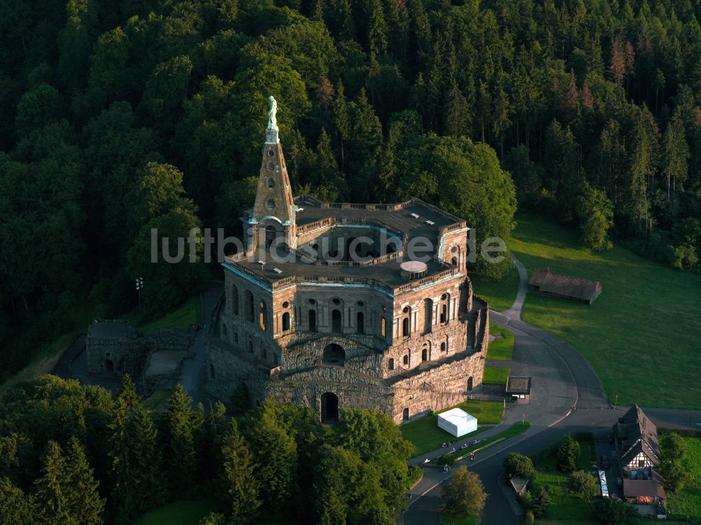 Luftaufnahme Kassel - Schloss Herkules im Bergpark Wilhelmshöhe bei Kassel im Bundesland Hessen