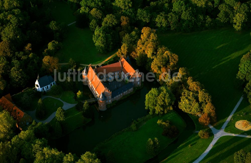 Luftbild Herten - Schloss Herten im Sonnenuntergang in Herten im Bundesland Nordrhein-Westfalen
