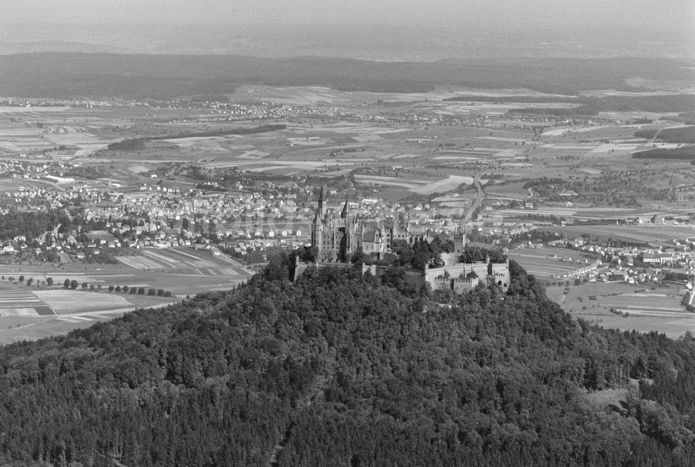 Bisingen von oben - Schloss Hohenzollern in Bisingen im Bundesland Baden-Württemberg, Deutschland