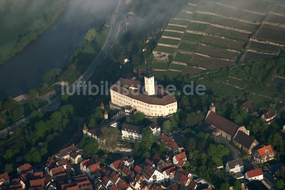 Gundelsheim aus der Vogelperspektive: Schloss Horneck im Morgennebel in Gundelsheim im Bundesland Baden-Württemberg