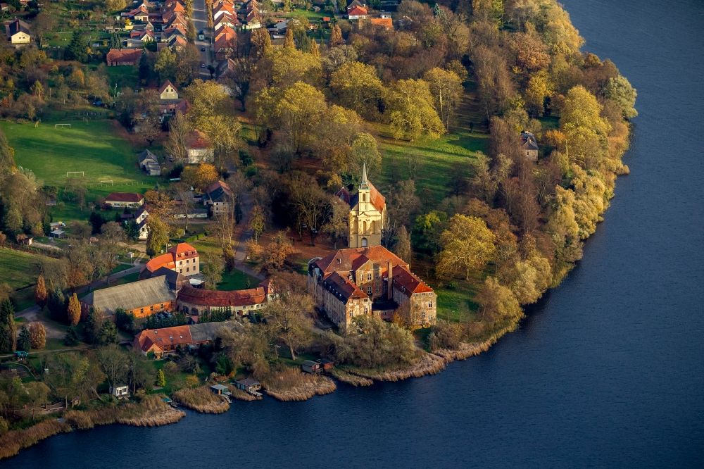 Ivenack von oben - Schloss Ivenack im Bundesland Mecklenburg-Vorpommern