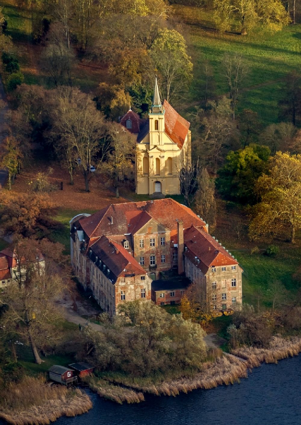 Ivenack aus der Vogelperspektive: Schloss Ivenack im Bundesland Mecklenburg-Vorpommern