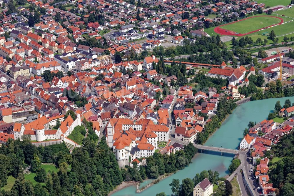 Luftbild Füssen - Schloss und Kloster St. Mang in der historischen Altstadt von Füssen im Bundesland Bayern