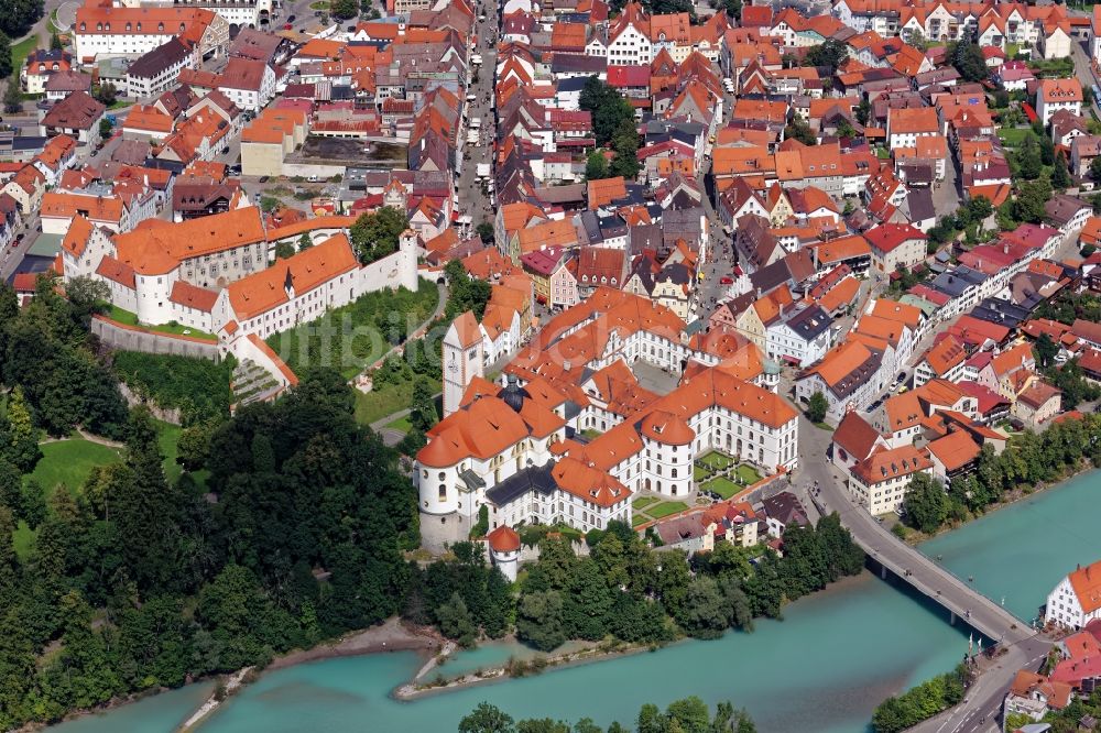 Luftaufnahme Füssen - Schloss und Kloster St. Mang in der historischen Altstadt von Füssen im Bundesland Bayern