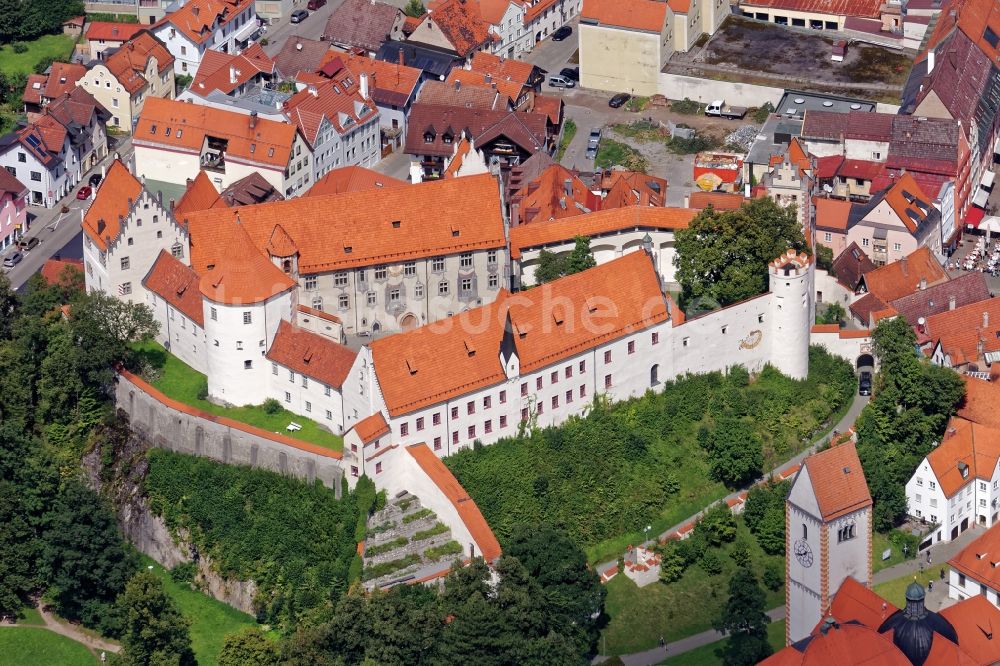 Füssen aus der Vogelperspektive: Schloss und Kloster St. Mang in der historischen Altstadt von Füssen im Bundesland Bayern