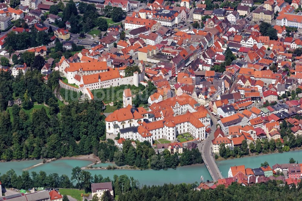 Luftbild Füssen - Schloss und Kloster St. Mang in der historischen Altstadt von Füssen im Bundesland Bayern