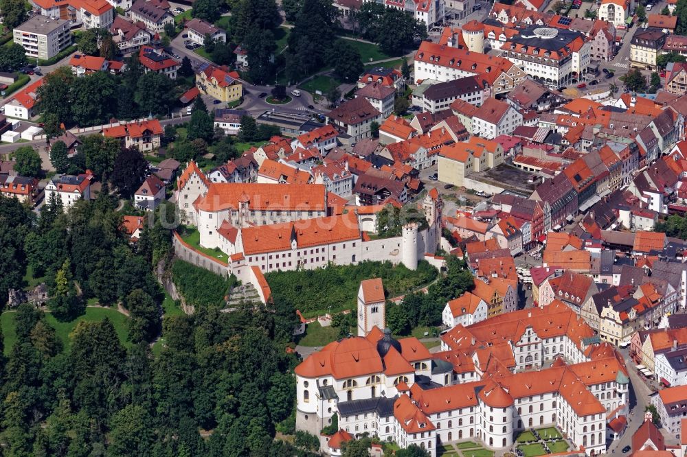 Füssen von oben - Schloss und Kloster St. Mang in der historischen Altstadt von Füssen im Bundesland Bayern
