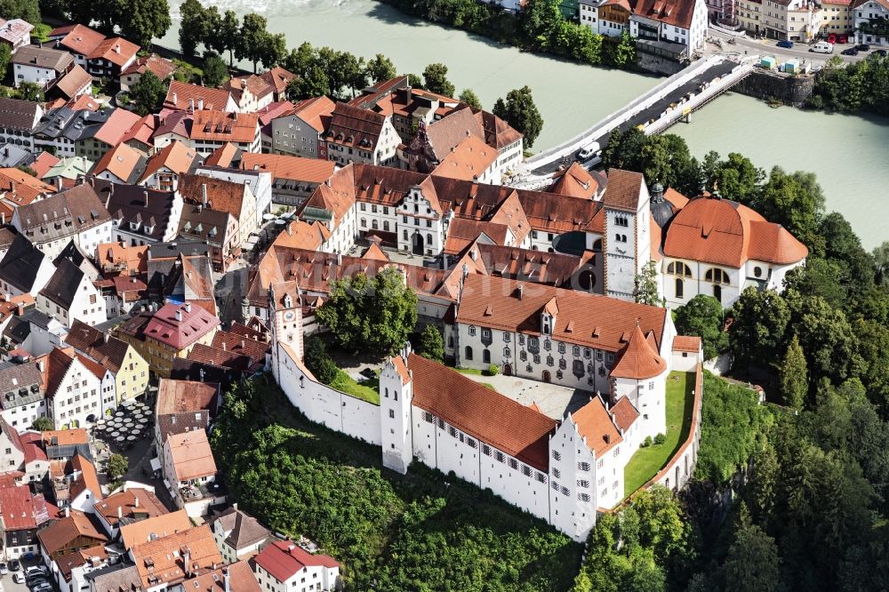 Füssen aus der Vogelperspektive: Schloss und Kloster St. Mang in der historischen Altstadt von Füssen im Bundesland Bayern
