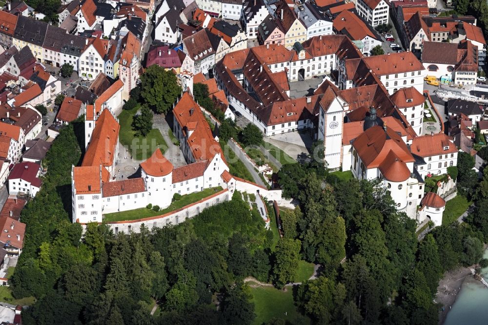 Luftaufnahme Füssen - Schloss und Kloster St. Mang in der historischen Altstadt von Füssen im Bundesland Bayern
