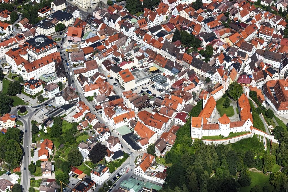 Füssen von oben - Schloss und Kloster St. Mang in der historischen Altstadt von Füssen im Bundesland Bayern