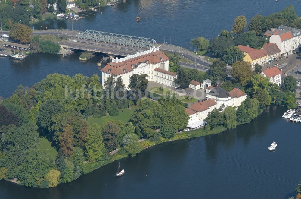 Berlin aus der Vogelperspektive: Schloss Köpenick am Ufer der Dahme im Ortsteil Köpenick in Berlin, Deutschland