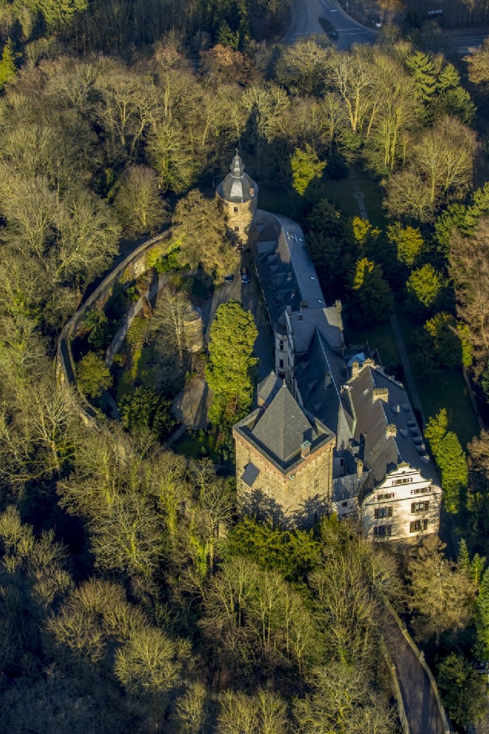 Ratingen von oben - Schloss Landsberg, eine Schlossanlage im Ruhrtal auf dem Stadtgebiet von Ratingen im Bundesland Nordrhein-Westfalen