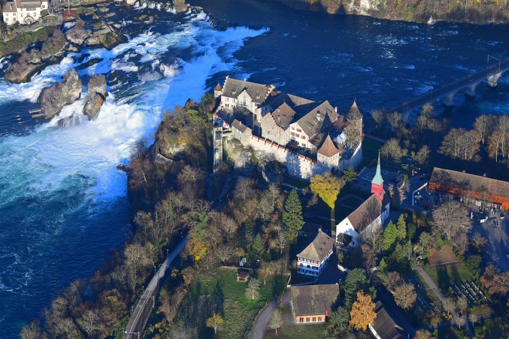 Neuhausen am Rheinfall aus der Vogelperspektive: Schloss Laufen am Rheinfall in Neuhausen am Rheinfall im Kanton Schaffhausen, Schweiz