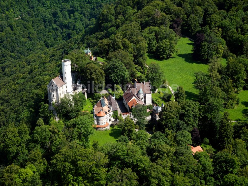 Lichtenstein von oben - Schloss Lichtenstein in der Gemeinde Lichtenstein im Bundesland Baden-Württemberg