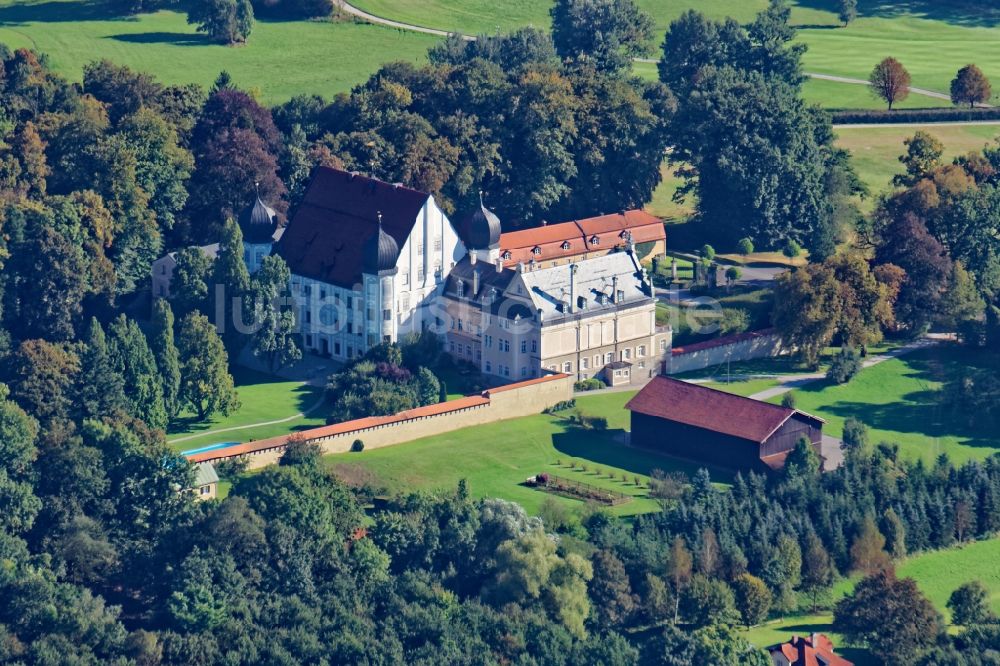 Tuntenhausen von oben - Schloss Maxlrain bei Tuntenhausen im Landkreis Rosenheim im Bundesland Bayern