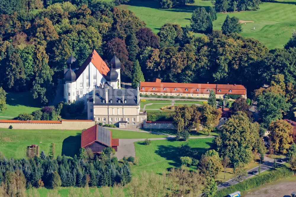 Luftbild Tuntenhausen - Schloss Maxlrain bei Tuntenhausen im Landkreis Rosenheim im Bundesland Bayern