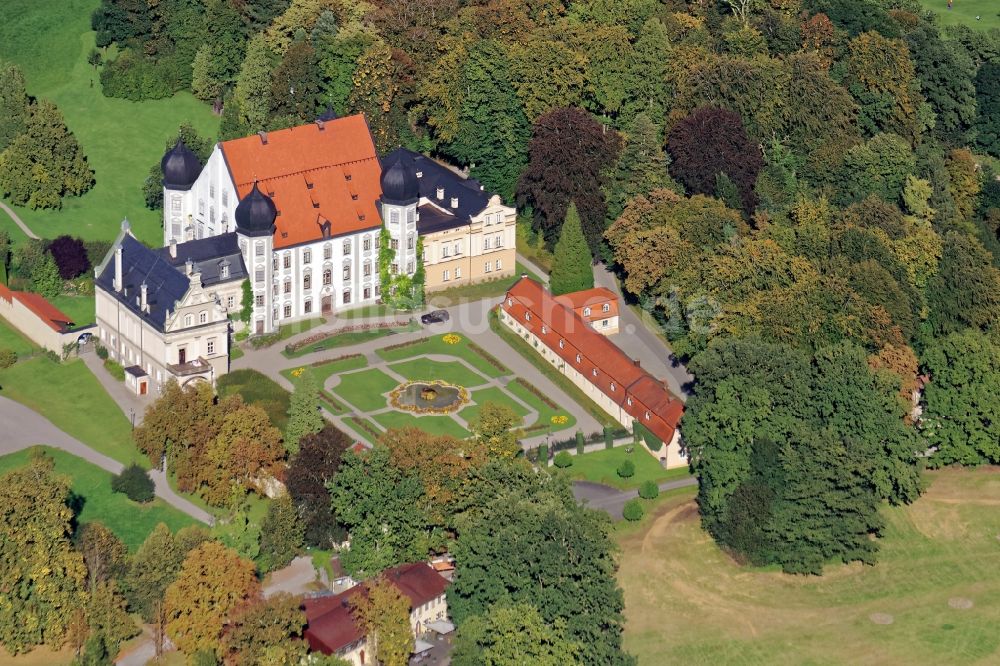 Luftaufnahme Tuntenhausen - Schloss Maxlrain bei Tuntenhausen im Landkreis Rosenheim im Bundesland Bayern