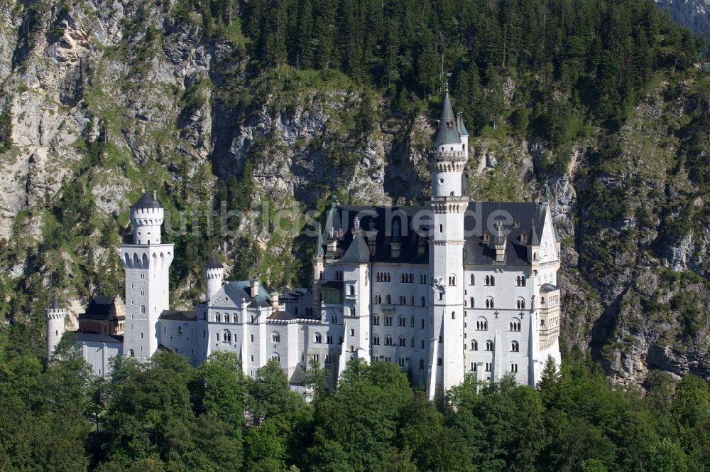 Schwangau aus der Vogelperspektive: Schloss Neuschwanstein in Schwangau im Bundesland Bayern