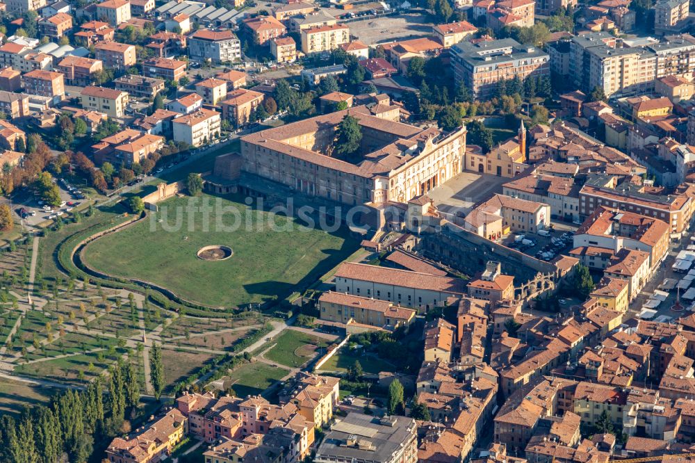 Luftaufnahme Sassuolo - Schloß Parco Ducale, Giardini Ducali und Palazzo Ducale in Sassuolo in Emilia-Romagna, Italien