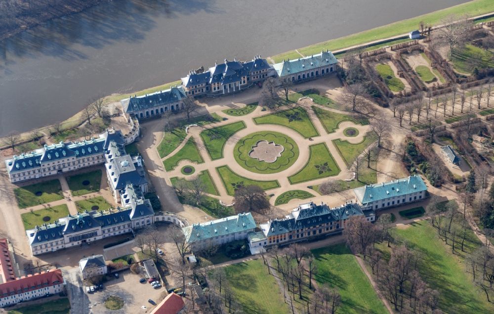 Dresden aus der Vogelperspektive: Schloss Pillnitz an der Elbe im Bundesland Sachsen