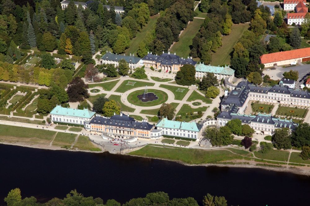Luftbild Dresden - Schloss Pillnitz an der Elbe im Bundesland Sachsen