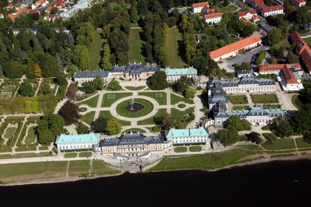 Dresden aus der Vogelperspektive: Schloss Pillnitz an der Elbe im Bundesland Sachsen