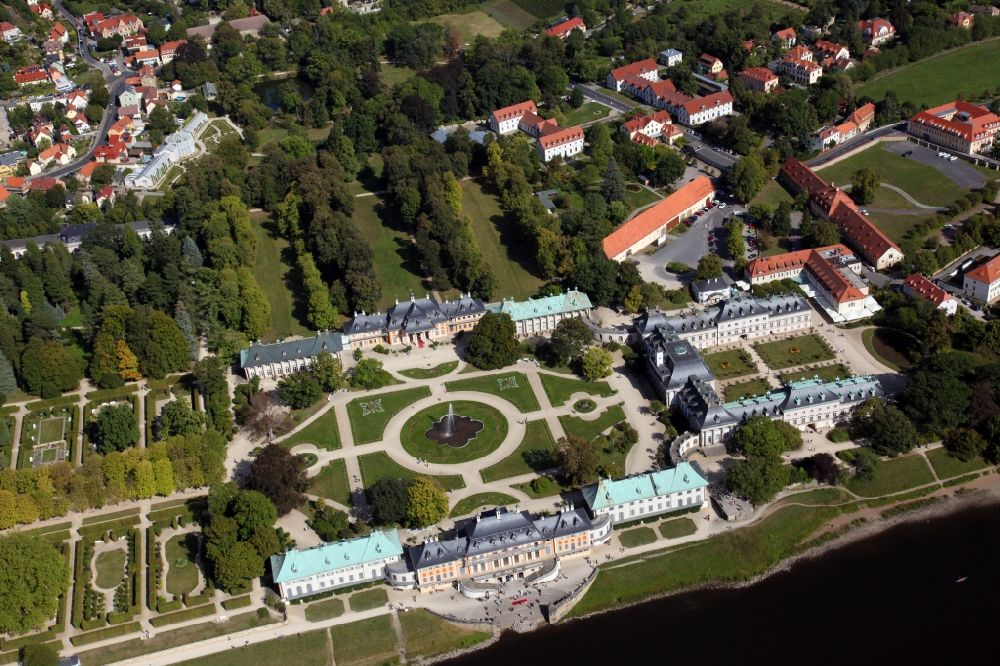 Luftaufnahme Dresden - Schloss Pillnitz an der Elbe im Bundesland Sachsen