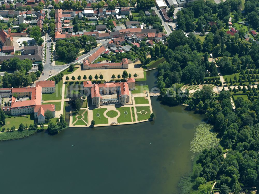Rheinsberg aus der Vogelperspektive: Schloss Rheinsberg in Rheinsberg am Ufer des Rheinsberges Sees im Bundesland Brandenburg, Deutschland