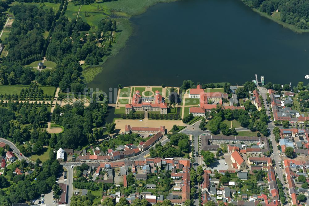 Luftbild Rheinsberg - Schloss Rheinsberg in Rheinsberg am Ufer des Rheinsberges Sees im Bundesland Brandenburg, Deutschland
