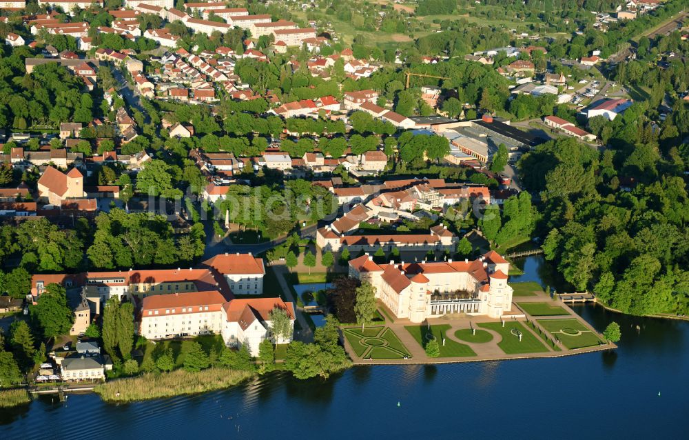 Luftaufnahme Rheinsberg - Schloss Rheinsberg in Rheinsberg am Ufer des Rheinsberges Sees im Bundesland Brandenburg, Deutschland
