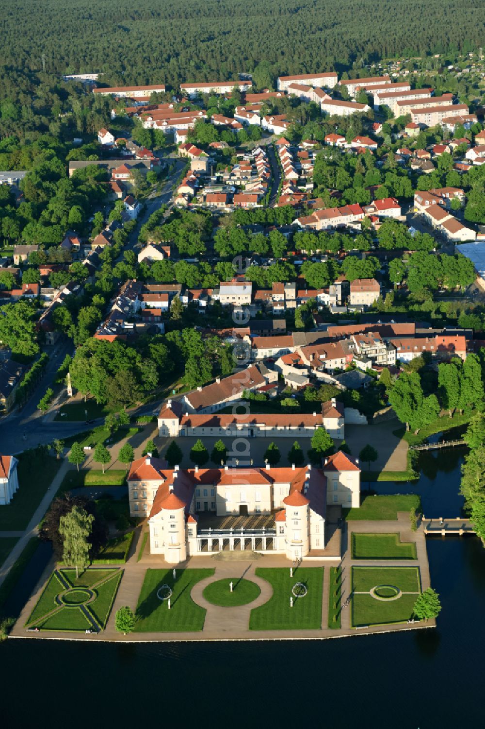 Rheinsberg aus der Vogelperspektive: Schloss Rheinsberg in Rheinsberg am Ufer des Rheinsberges Sees im Bundesland Brandenburg, Deutschland