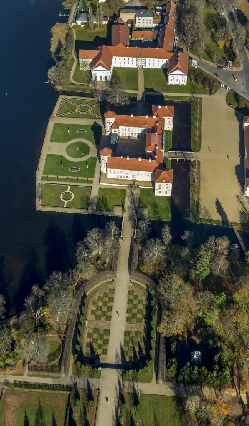 Rheinsberg von oben - Schloss Rheinsberg in der Stadt Rheinsberg am Grienericksee in Brandenburg