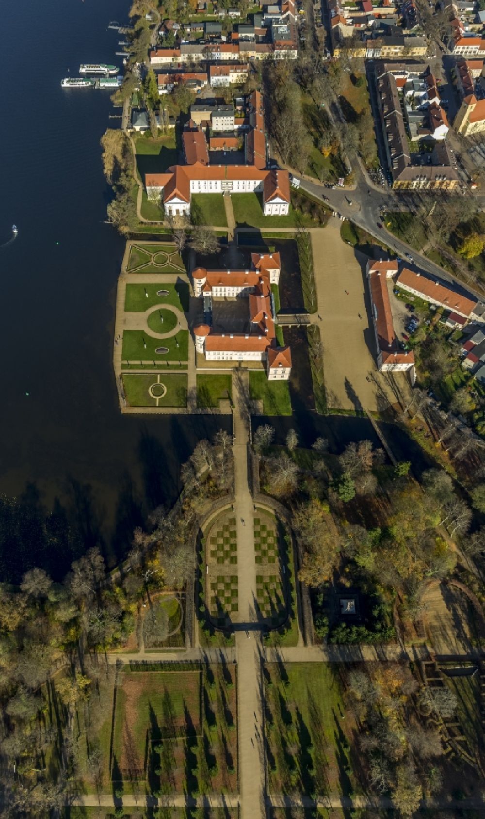 Rheinsberg aus der Vogelperspektive: Schloss Rheinsberg in der Stadt Rheinsberg am Grienericksee in Brandenburg