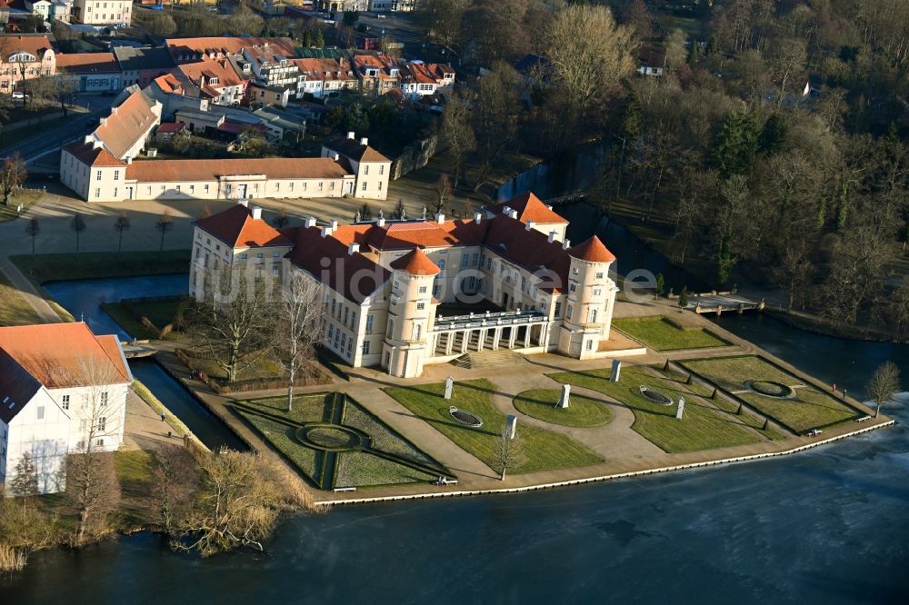 Rheinsberg aus der Vogelperspektive: Schloss Rheinsberg am Ufer des Grienericksee im Bundesland Brandenburg, Deutschland