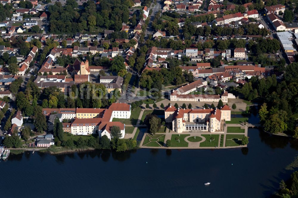 Luftaufnahme Rheinsberg - Schloss Rheinsberg am Ufer des Grienericksee im Bundesland Brandenburg, Deutschland