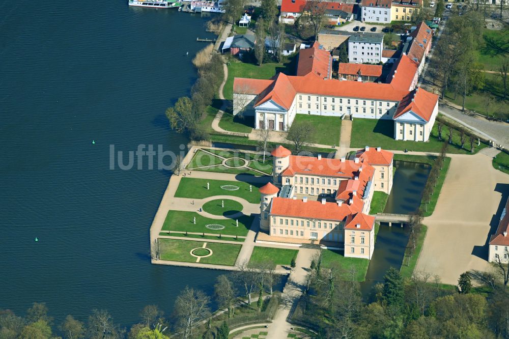 Luftaufnahme Rheinsberg - Schloss Rheinsberg am Ufer des Grienericksee im Bundesland Brandenburg, Deutschland