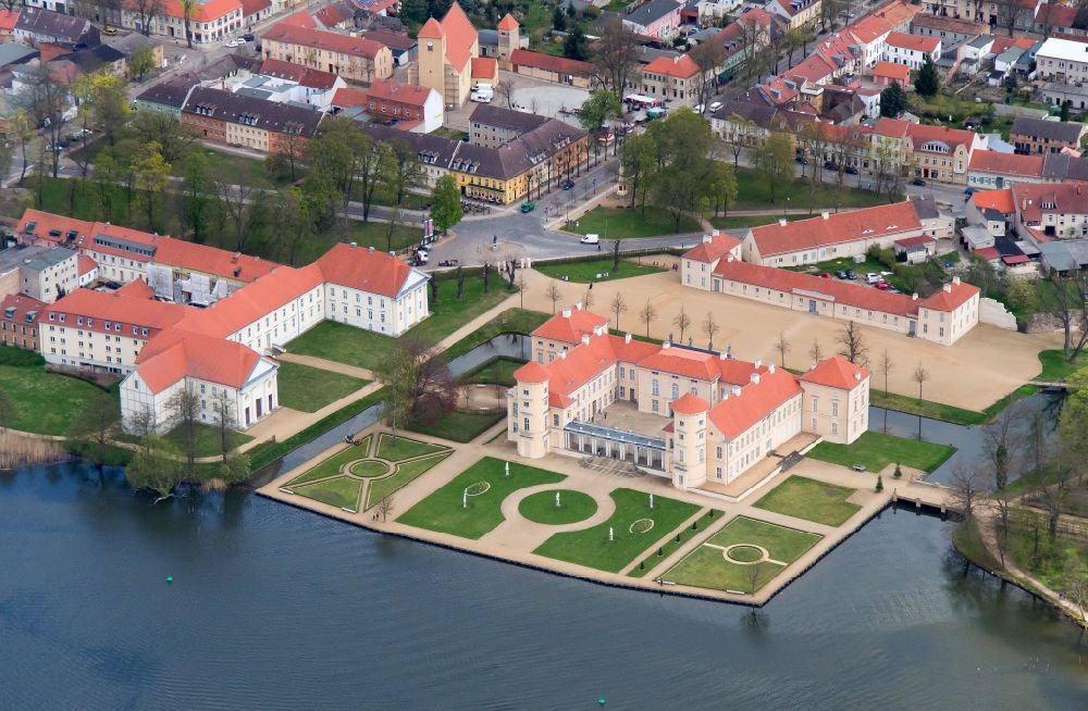 Rheinsberg aus der Vogelperspektive: Schloss Rheinsberg am Ufer des Grienericksee in Rheinsberg im Bundesland Brandenburg