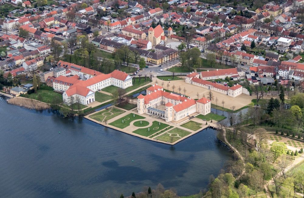 Luftbild Rheinsberg - Schloss Rheinsberg am Ufer des Grienericksee in Rheinsberg im Bundesland Brandenburg