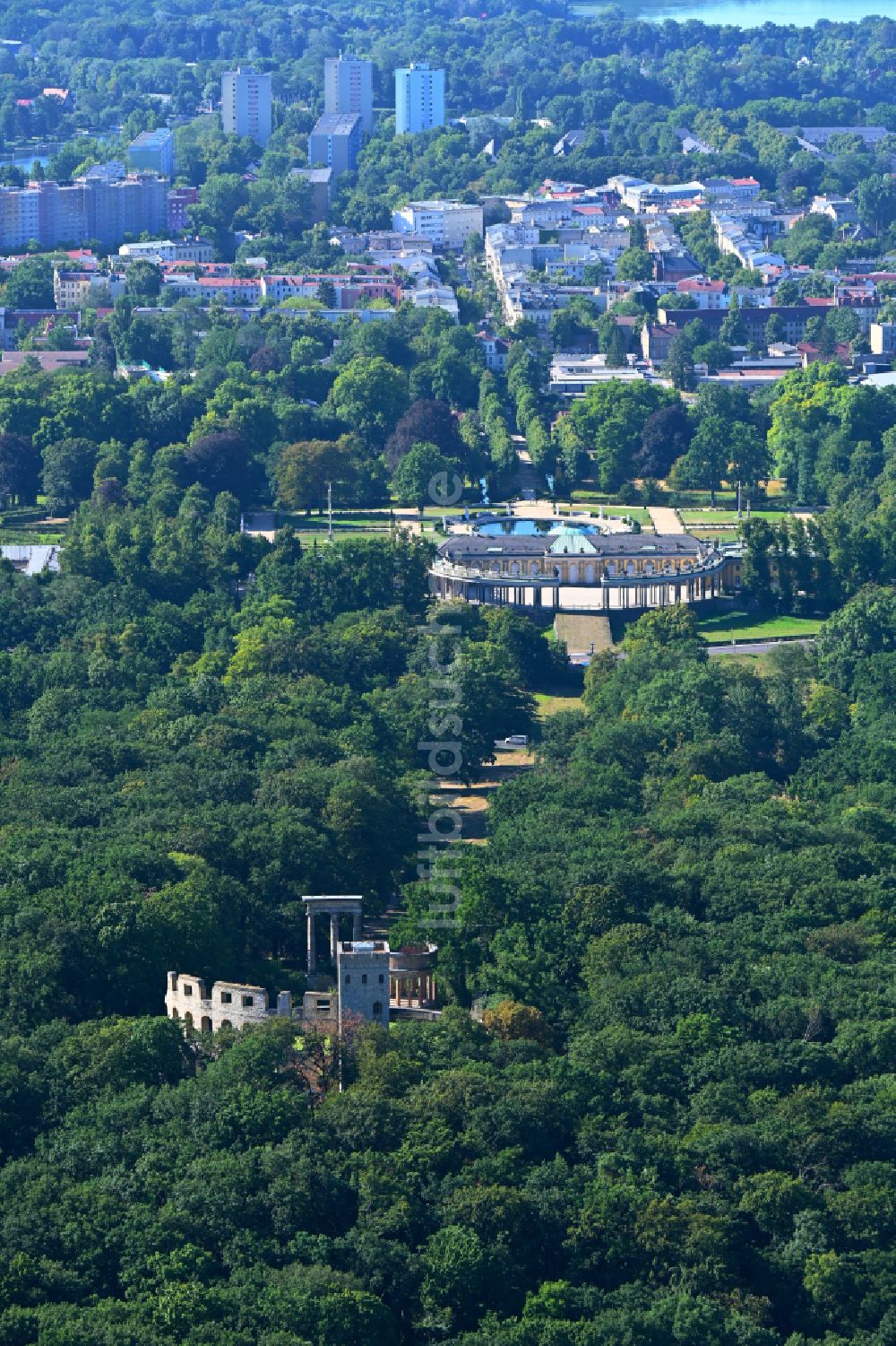 Luftaufnahme Potsdam - Schloss Sanssouci und Normannischer Turm auf dem Ruinenberg in Potsdam im Bundesland Brandenburg