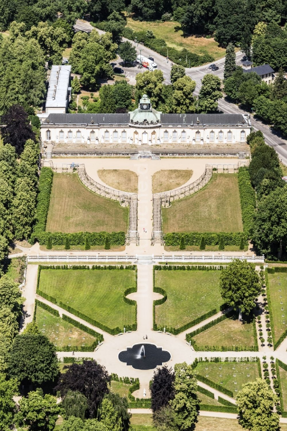 Potsdam von oben - Schloss Sanssouci in Potsdam im Bundesland Brandenburg