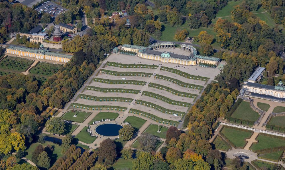 Potsdam von oben - Schloss Sanssouci in Potsdam im Bundesland Brandenburg