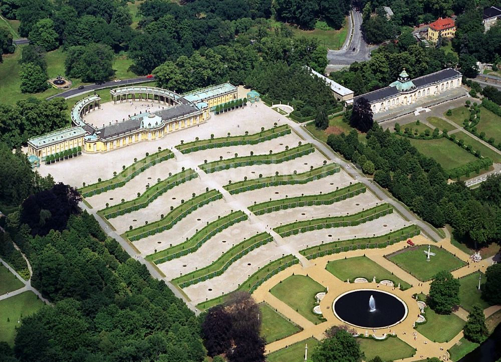 Potsdam aus der Vogelperspektive: Schloss Sanssouci und Weinbergterrassen in Potsdam im Bundesland Brandenburg