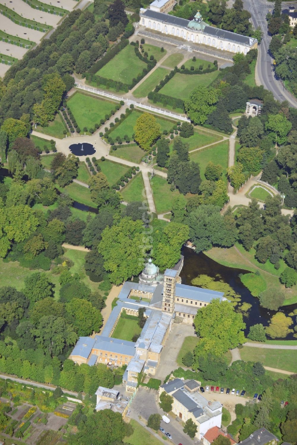 Luftaufnahme Potsdam - Schloss Sanssouci und Weinbergterrassen in Potsdam im Bundesland Brandenburg